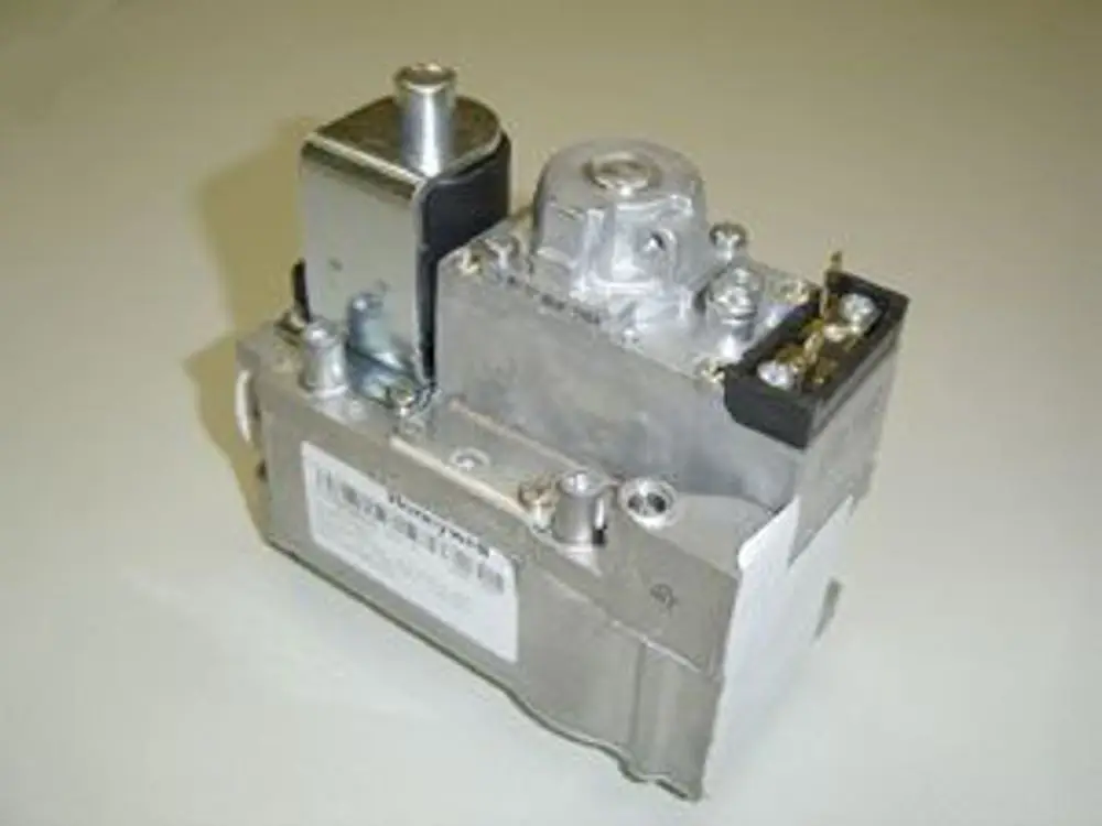 Gasregelblock von Remeha, metallisches Gehäuse, mit mehreren Anschlüssen und einem Druckregler. Detailreiche Konstruktion, geeignet für gasbetriebene Systeme.